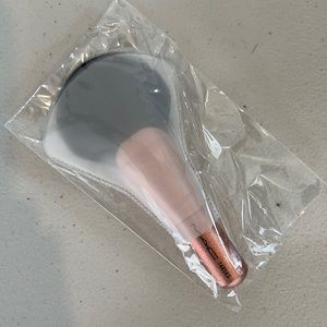 MAC Fan Brush